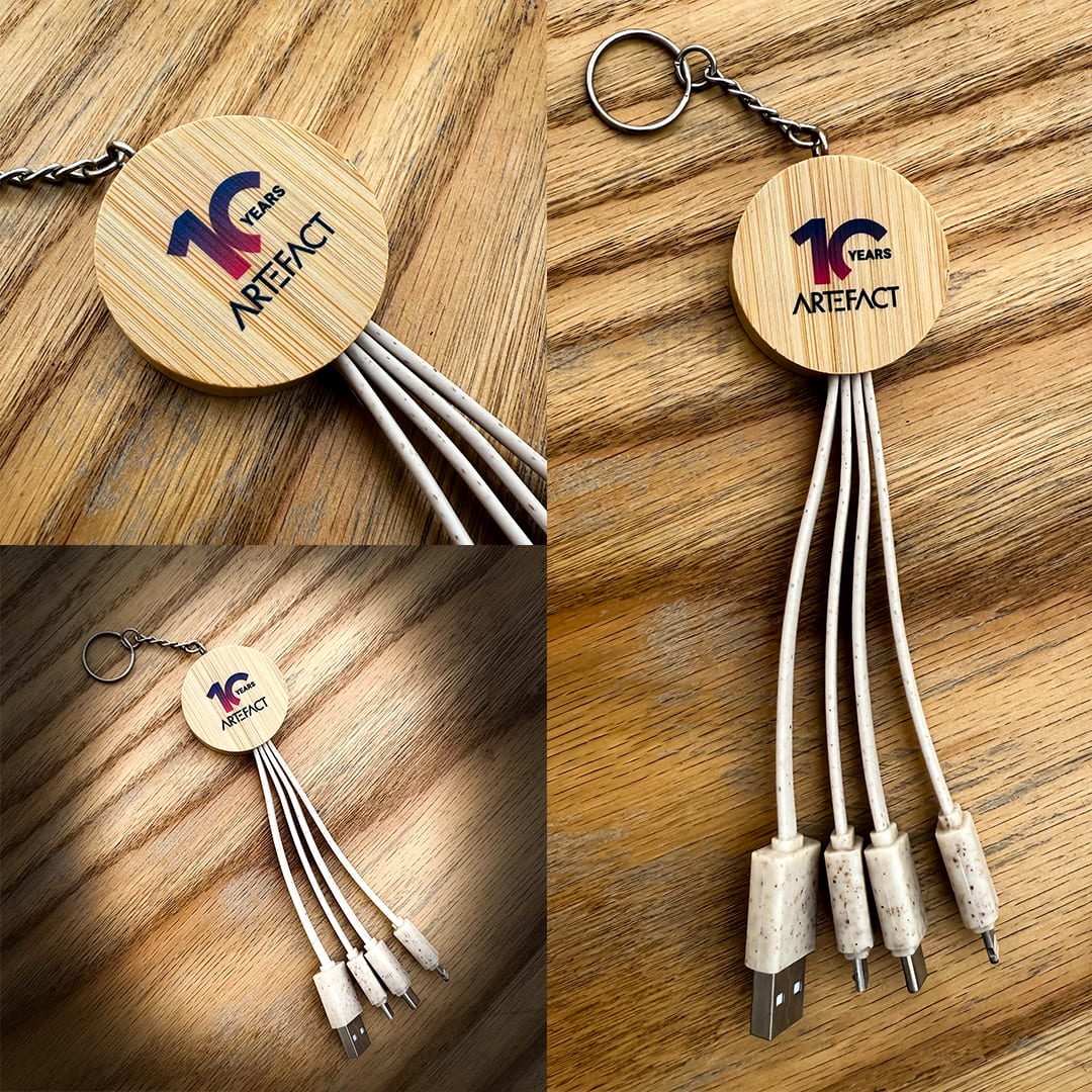 Porte-clés câble de charge en bambou au logo Artefact