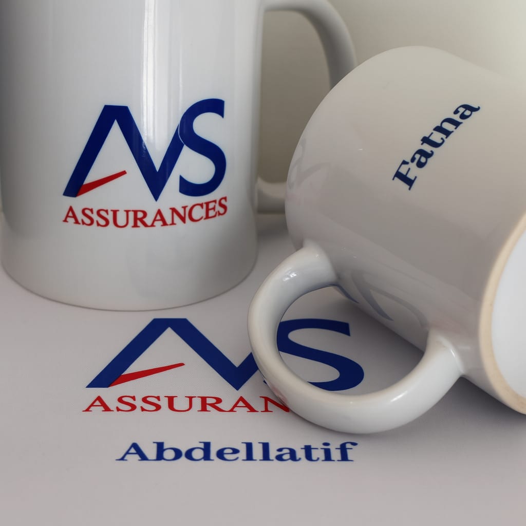 Mugs blancs personnalisés au logo AS Assurances et au prénom des collaborateurs